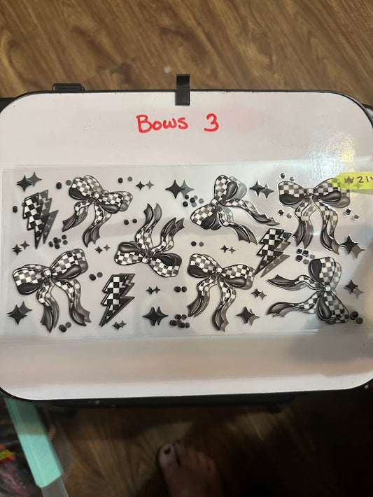 16oz Black and White Checker Bows and Lighting Bolts Cup Wrap